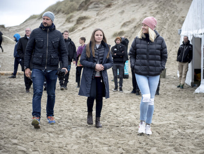 Kronprinsfamilien er på Borestranda for å følge EM i surfing. Foto: Carina Johansen / NTB Scanpix
